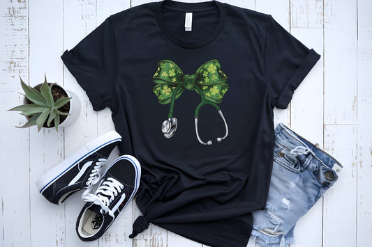 Camiseta verde con estetoscopio y lazo de enfermera (Día de San Patricio)